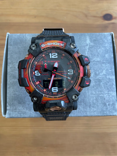 wristwatch of multicolor carbon-insert bezel, crafted of layers of carbon and glass fiber sheets